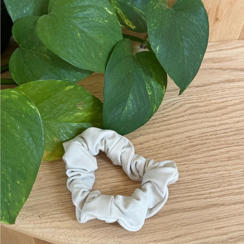 FREE with any purchase Girlfriend Collective Cream Hair Scrunchie Ivory EUC - Picture 5 of 6